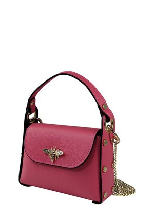 Roze leren handtas met een klepsluiting, gouden bijenembleem, gouden accenten en een afneembare kettingriem. Heeft een gestructureerde vorm.