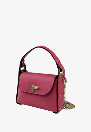 Roze leren handtas met een klepsluiting, gouden bijenembleem, gouden accenten en een afneembare kettingriem. Heeft een gestructureerde vorm.