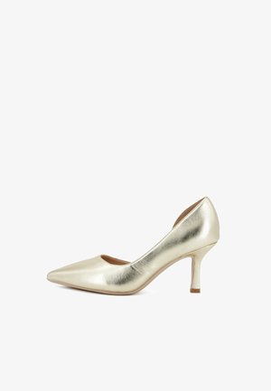 Scarpa da donna con tacco alto color oro lucente, punta a punta e tacco sottile di altezza media su sfondo bianco.