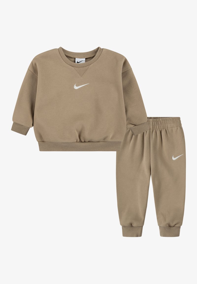 Nike Sportswear ESSENTIAL CREW UNISEX SET - Träningsbyxor - hemp