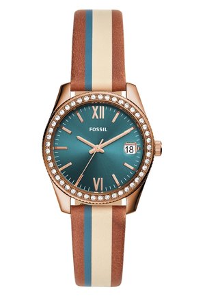 Montre en or rose avec cadran bleu, lunette ornée de cristaux, bracelet en cuir rayé marron et beige, et affichage de la date indiquant le 18.