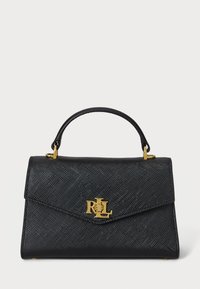 Sac à main structuré noir avec une finition texturée, quincaillerie dorée, une poignée supérieure et un rabat à l'avant mettant en avant un logo en relief.