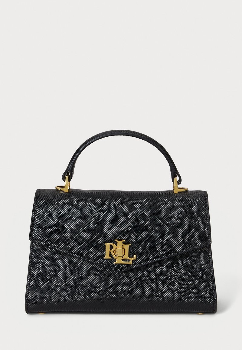Sac à main structuré noir avec une finition texturée, quincaillerie dorée, une poignée supérieure et un rabat à l'avant mettant en avant un logo en relief.
