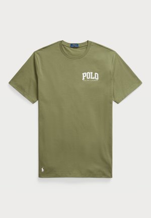 Olivgrön bomullströja med korta ärmar, rund halsringning och vitt "POLO RALPH LAUREN"-logotyp på bröstet. Litet broderat hästlogotyp vid fållen.