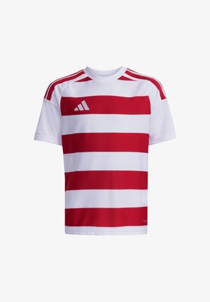 Biała sportowa koszulka z krótkim rękawem z szerokimi czerwonymi poziomymi paskami i czerwonymi paskami na ramionach, z małym białym logo na piersi.