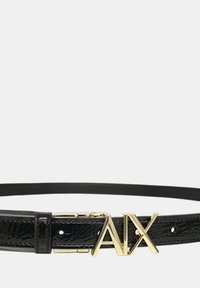 Cintura in pelle sintetica nera lucida con fibbia dorata a logo che presenta le lettere "AIX", regolabile con una finitura liscia e piccole perforazioni.