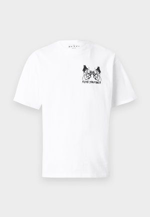 T-shirt blanc avec un petit dessin en ligne noire de deux personnages identiques se pointant l'un l'autre et le texte "trouve-toi" sur la poitrine.