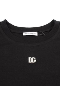 Maglietta nera Dolce & Gabbana con scollatura rotonda, caratterizzata da un piccolo emblema con logo DG in strass al centro davanti.
