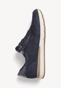 Sneaker in suede blu navy con superficie testurizzata, dotata di una cerniera laterale, suola chiara e dettagli del logo in rilievo sul lato.