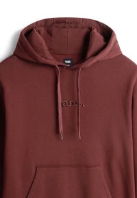 Felpa in cotone color maroon con tasca frontale, coulisse regolabili e logo "Vans." ricamato sul petto. Texture liscia e design casual.