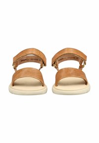 Sandalias de cuero marrón con correas frontales y en el tobillo, suelas acolchadas blancas y cierres ajustables de contacto, mostradas de frente.