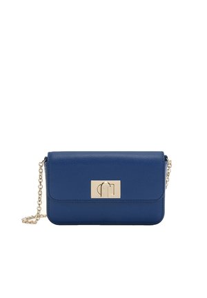 Piccola pochette rettangolare in pelle blu con chiusura in metallo color oro e tracolla a catena dorata abbinata su sfondo bianco.