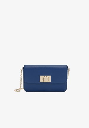 Petit sac pochette rectangulaire en cuir bleu avec fermoir métal doré et chaîne assortie dorée sur fond blanc.