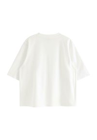 T-shirt bianco a maniche corte con scollo tondo, realizzato in cotone morbido, caratterizzato da una vestibilità comoda e una texture liscia. Senza motivi o dettagli visibili.
