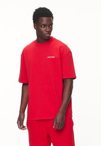 Pegador LOGO TEE - Basic póló - washed red/white gum