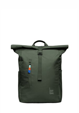 Sac à dos vert à rabat roulé avec une poche avant zippée, une poignée supérieure et un accent de tirette colorée. Logo imprimé sur le devant.