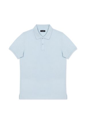 Jasnoniebieska koszulka polo z krótkim rękawem, kołnierzykiem i dwoma guzikami, położona płasko na białym tle.