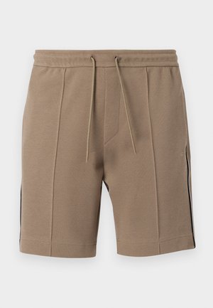 Shorts in tessuto marrone testurizzato con cintura elasticizzata, coulisse, cuciture verticali e strisce laterali con un piccolo logo sulla gamba destra.