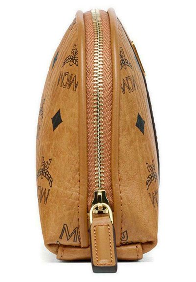 Kastanjebruine leren pouch tas met een gestructureerde afwerking, voorzien van een gouden rits en zwarte geprinte logo's en accenten op het oppervlak.