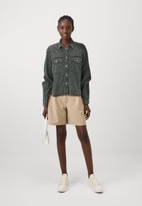 GAP CROPPED WESTERN - Blusa - black wash