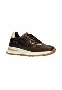 Bruine sneaker met bovenwerk van leer en mesh, witte tussenzool, zwarte veters en een gumrubberen buitenzool. Beschikt over een bruin getextureerd accentpaneel.