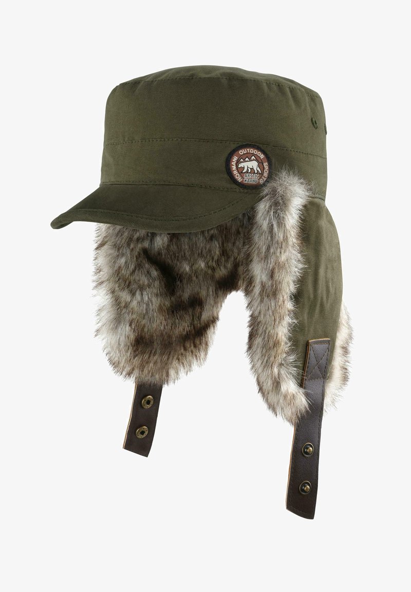 Grüner Hut mit breiter Krempe, mit Fell gefütterten Ohrenklappen und Lederriemen. Hat ein rundes Logo-Patch auf der Vorderseite. Strukturierter Stoff.