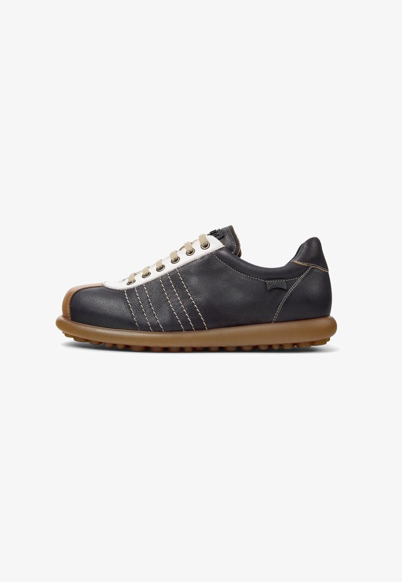 Schwarze Leder-Sneaker mit weißer Zehenkappe, brauner Gummisohle und beigen Schnürsenkeln. Verfügt über drei dekorative Streifen an der Seite und dezente Nähte.
