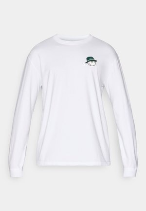 Balts garos piedurkņu krekls ar mazu izšūtu golfbumbu, kura valkā zaļu cepuri, uz kreisā krūšu.