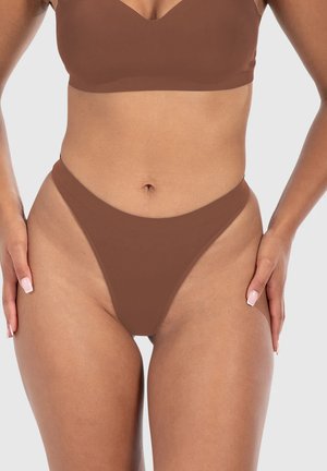 Bruine naadloze bralette en string set. Zachte stof met een gladde textuur. De bralette heeft een V-halsontwerp; de string heeft hoge zijden.