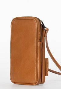 Tasche aus hellbraunem Leder in rechteckiger Form, mit glatter Textur, Reißverschluss und verstellbarem Tragegurt. Auf der Seite befindet sich ein Logo-Patch.