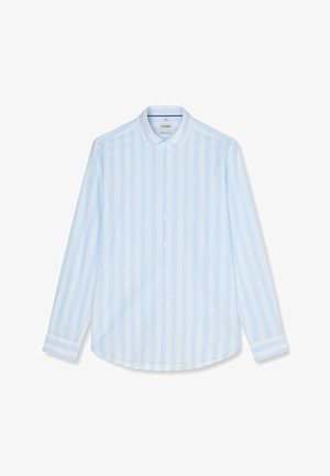 Hellblau-weiß gestreiftes langärmeliges Hemd mit Knöpfen, Kragen und Manschetten, flach auf weißem Hintergrund liegend.