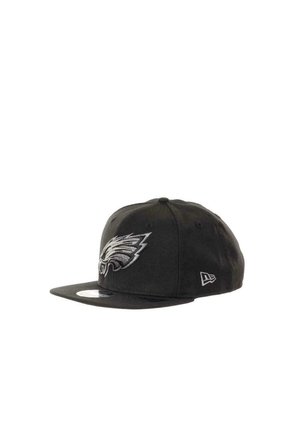 Schwarze Baseballmütze mit einem erhabenen, gestickten Philadelphia Eagles-Logo auf der Vorderseite, flachem Schirm und abgerundetem Kopfteil.