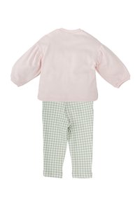 Haut rose à manches longues avec des manches bouffantes, associé à un legging à carreaux vichy verts et blancs. Matériau en coton, coupe décontractée, design simple.