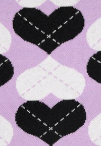 Tessuto a maglia con un motivo ripetuto di cuori neri e bianchi su uno sfondo lilla, con una finitura texture e cuciture in contrasto.