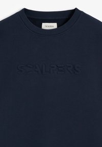 Sweat-shirt bleu marine à encolure ronde, avec un logo "SCALPERS" en relief sur le devant. Confectionné dans un mélange de coton lisse et texturé.