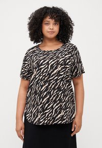 Haut à manches courtes noir et beige avec un motif ondulé, un col rond et un ourlet légèrement courbé pour un ajustement décontracté.