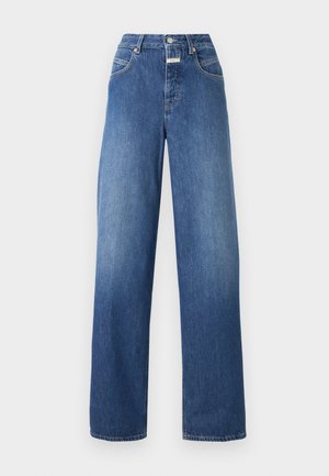 Jeans de mezclilla azul de pierna ancha con cintura alta, que cuentan con dos bolsillos frontales, cierre de botón y un ligero desgaste en el color.