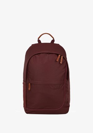 Zaino in tessuto bordeaux con una superficie liscia, schienale imbottito, dettagli in pelle, due tasche con cerniera e una maniglia superiore per un facile trasporto.