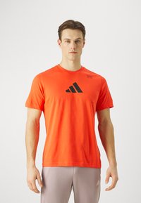 adidas Performance - ALL GYM CATEGORY GRAPHIC - Marškinėliai su spaudiniu - bright red Miniatiūros vaizdas 1