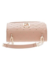 Borsa a tracolla in pelle trapuntata rosa con una fibbia dorata, decorata con piccoli chiodini, dotata di manici in catena e pelle. Texture liscia e forma rettangolare.
