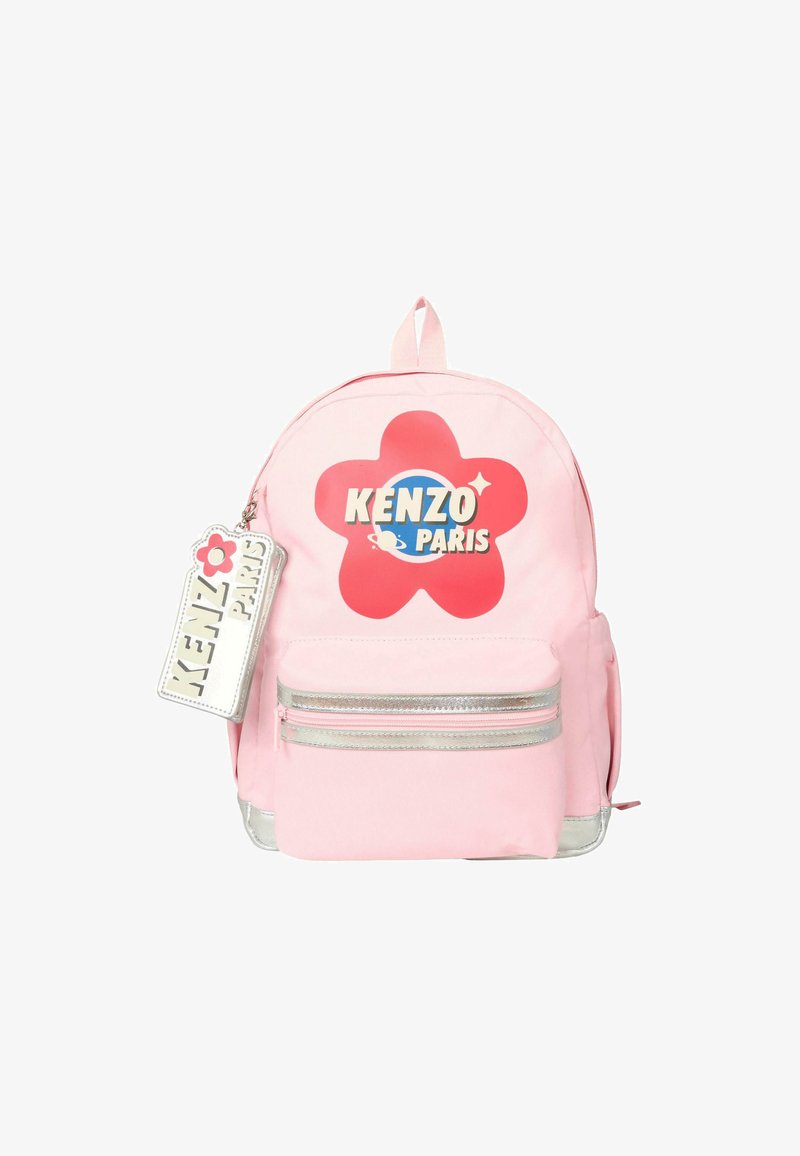 Sac à dos en tissu rose avec un logo de fleur rouge et le texte "KENZO PARIS". Il dispose d'une poche zippée argentée et d'une étiquette amovible.