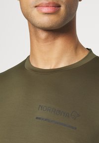 Norrøna SENJA EQUALISER LIGHTWEIGHT - Camiseta deportiva - olive