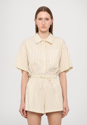 Ensemble de chemise à manches courtes et de shorts de couleur crème, avec de fines rayures verticales en marron clair, taille cintrée et fermeture à boutons.