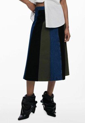 Rock mit Paneelen, bestehend aus vertikalen Abschnitten aus blauem Denim, olivgrünem, schwarzem und dunkelblauem samtähnlichem Material; mittellanges Design mit elastischem Bund.