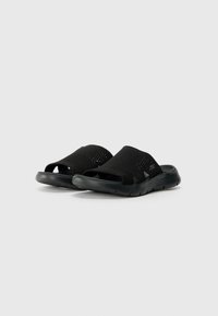 Zwarte slidesandalen met een ademend mesh bovenwerk en open teenontwerp. Voorzien van een gestructureerde zool en geperforeerde accenten voor ventilatie.