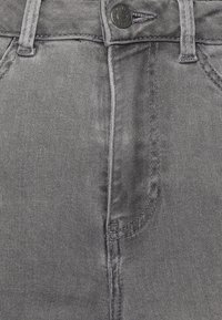 Noisy May NMSALLIE - Flared Jeans - light grey denim