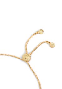 Bracciale d'oro con due catene e un fermo circolare. Presenta estremità rotonde lisce e un design minimalista.
