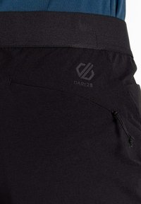 Schwarze Trainingshosen mit einer glatten Textur, ausgestattet mit einem verstellbaren Kordelzug, einem geprägten Logo und flachen Nähten für ein elegantes Finish.