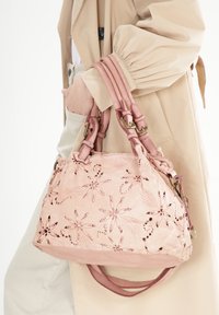 Rosa Lederhandtasche mit floralem Prägung, strukturierter Oberfläche, doppelten, gerollten Griffen und Metallelementen. Kompakte runde Form, elegantes Design.