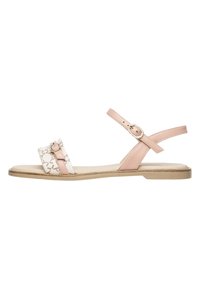 Sandalias con una correa de tobillo de cuero rosa y una parte superior blanca con un patrón. Suela plana con puntera redonda y una hebilla decorativa.